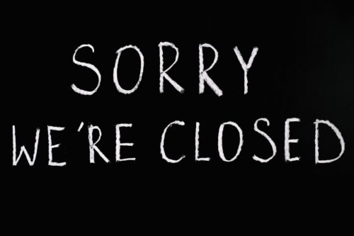 Hvit tekst på sort bakgrunn, som på en tavle: Sorry we're closed