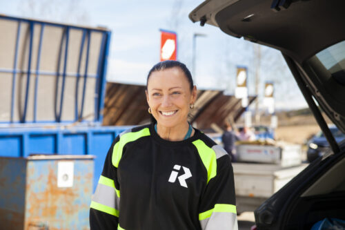 Servicemedarbeider på gjenvinningsstasjon