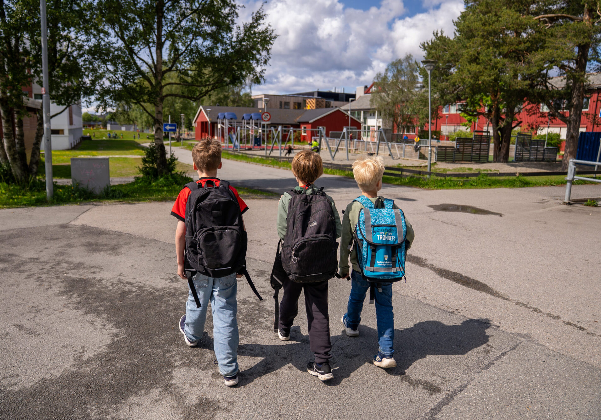 Barn på vei til skolen