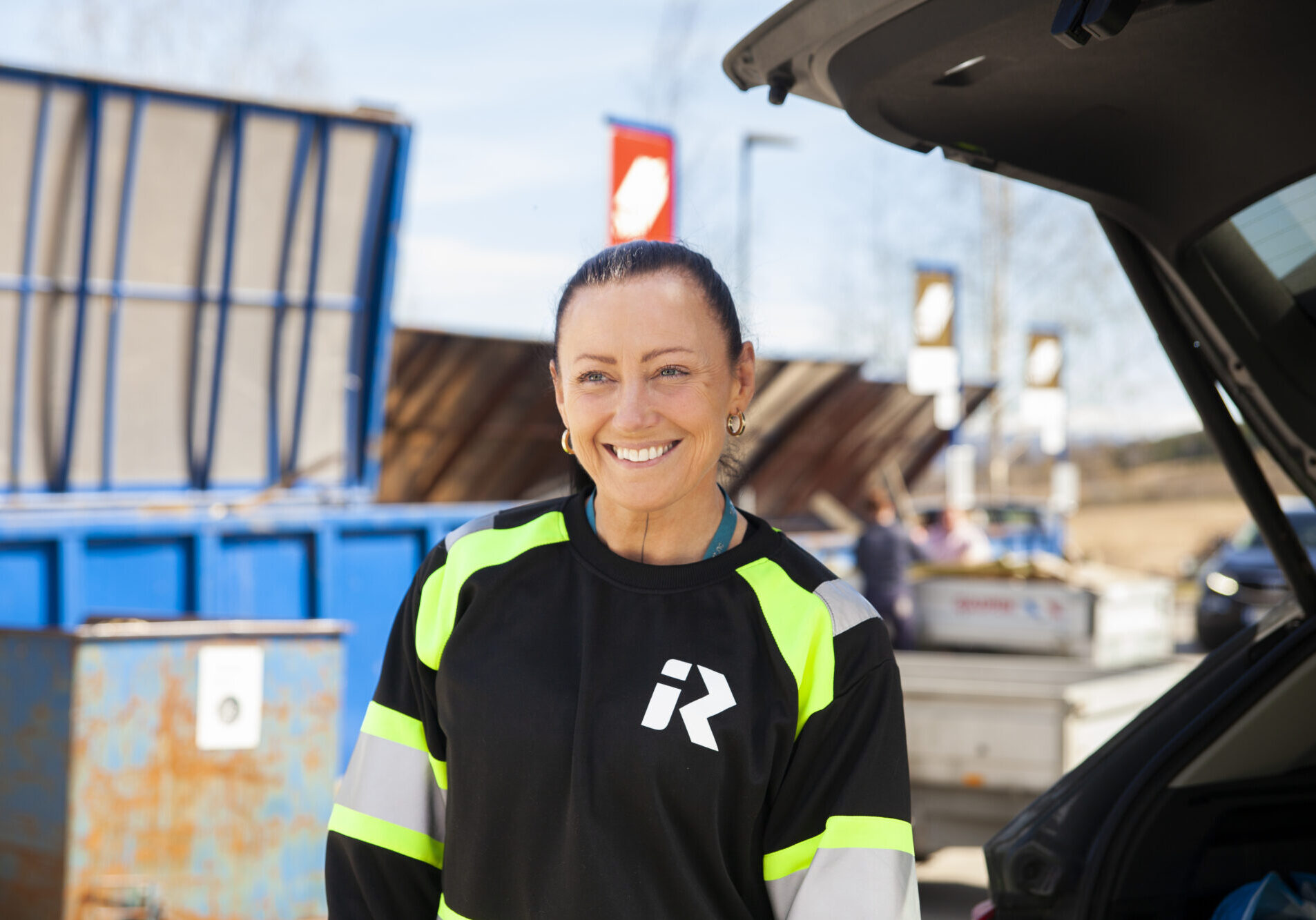 Servicemedarbeider på gjenvinningsstasjon